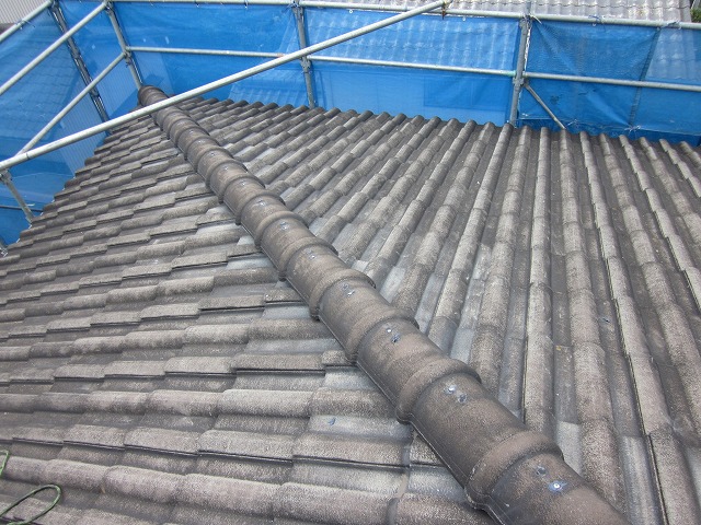 瑞穂区で雨漏りが生じたセメント瓦の補修後に屋根塗装を実施、陶器瓦と異なり定期塗装が必要です